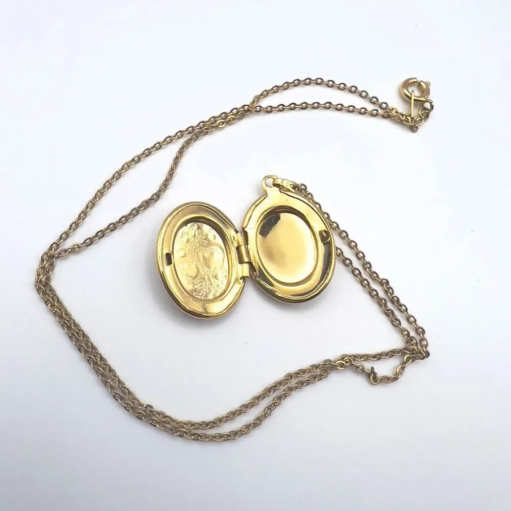 Elegant Gold Locket Necklace